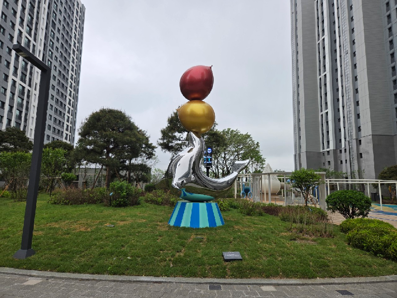 조각, 전강옥, 물개와 풍선